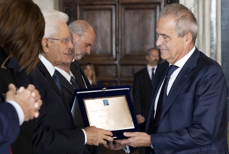 Il Presidente Sergio Mattarella consegna Premio speciale AIRC “Credere nella Ricerca” alla Fondazione Cassa di Risparmio di Firenze, ritira il premio Luigi Salvadori, Presidente della Fondazione