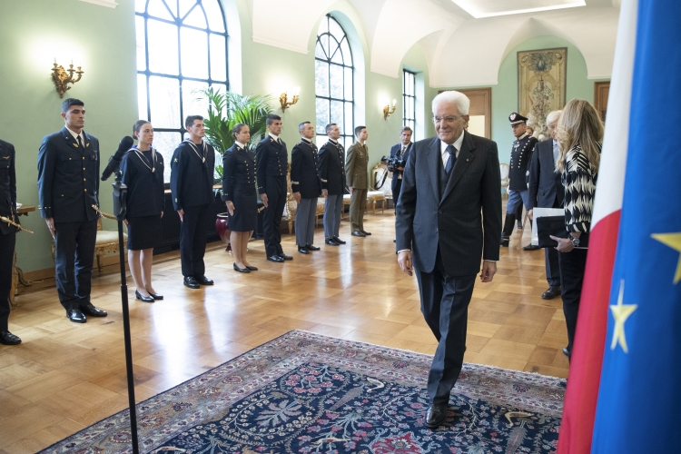Il Presidente Sergio Mattarella con una rappresentanza di Allievi degli Istituti di Formazione Militare, in occasione del Giorno dell’Unità Nazionale e Giornata delle Forze Armate