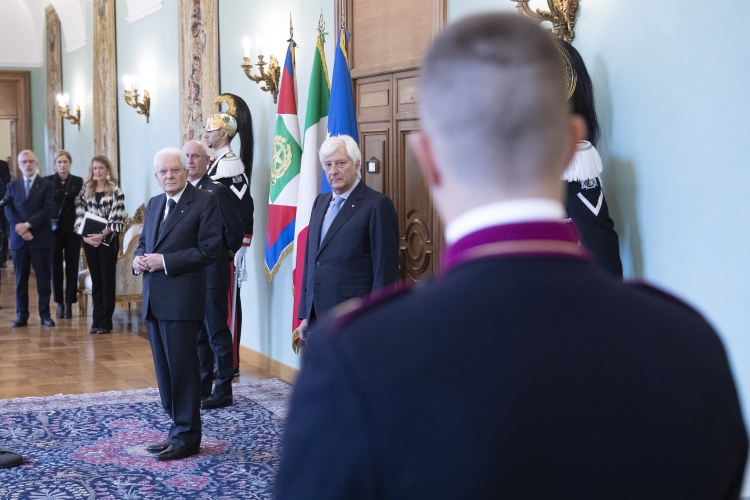 Il Presidente Sergio Mattarella con una rappresentanza di Allievi degli Istituti di Formazione Militare, in occasione del Giorno dell’Unità Nazionale e Giornata delle Forze Armate
