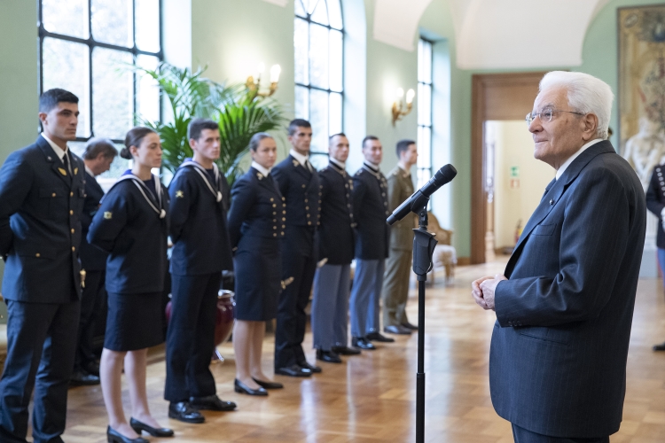 Il Presidente Sergio Mattarella con una rappresentanza di Allievi degli Istituti di Formazione Militare,in occasione del Giorno dell’Unità Nazionale e Giornata delle Forze Armate