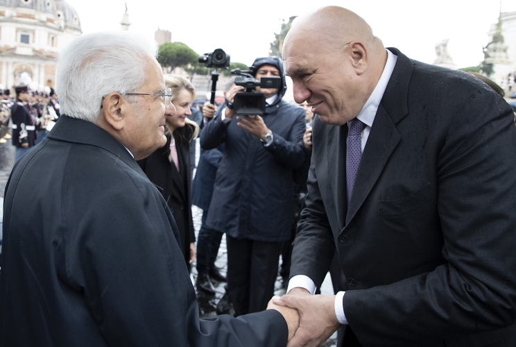 Il Presidente Sergio Mattarella accolto da Guido Crosetto, Ministro della difesa, in occasione della deposizione di una corona d’alloro sulla Tomba del Milite Ignoto all’Altare della Patria