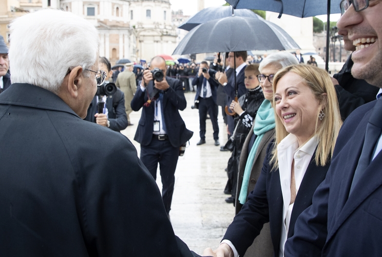 Il Presidente Sergio Mattarella con il Presidente del Consiglio Giorgia Meloni, in occasione della deposizione di una corona d’alloro sulla Tomba del Milite Ignoto all’Altare della Patria