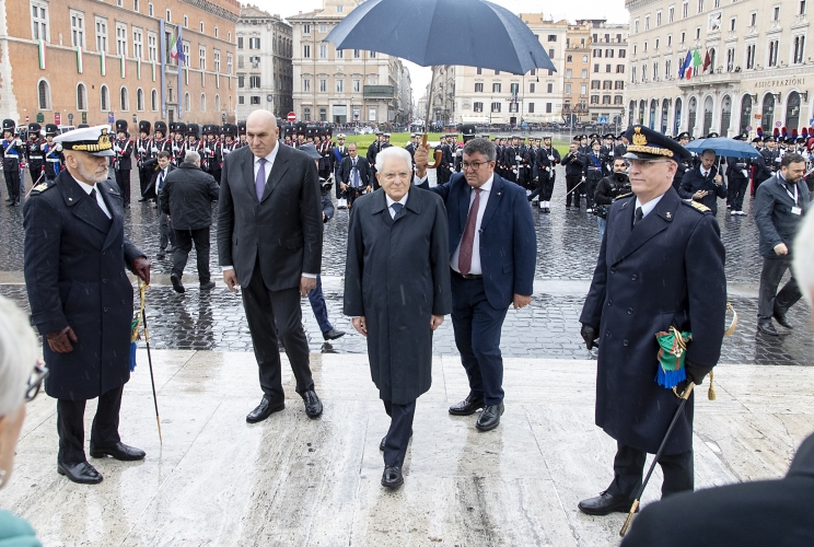 Il Presidente Sergio Mattarella in occasione della deposizione di una corona d’alloro sulla Tomba del Milite Ignoto all’Altare della Patria
