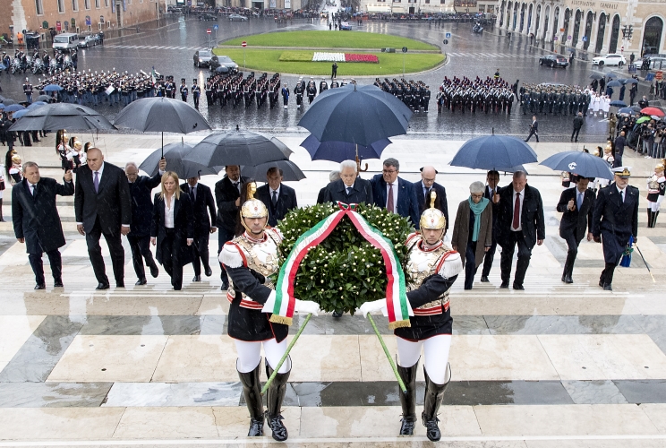 Il Presidente Sergio Mattarella in occasione della deposizione di una corona d’alloro sulla Tomba del Milite Ignoto all’Altare della Patria