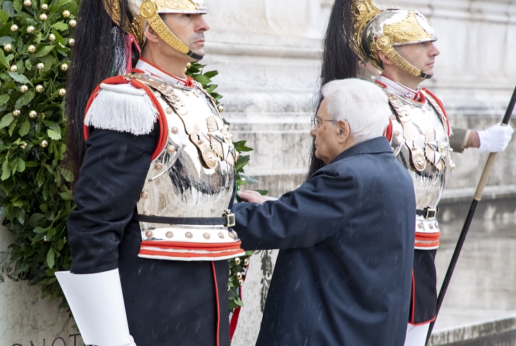 Il Presidente Sergio Mattarella in occasione della deposizione di una corona d’alloro sulla Tomba del Milite Ignoto all’Altare della Patria