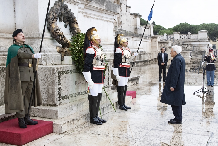 Il Presidente Sergio Mattarella in occasione della deposizione di una corona d’alloro sulla Tomba del Milite Ignoto all’Altare della Patria
