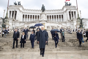 Il Presidente Sergio Mattarella in occasione della deposizione di una corona d’alloro sulla Tomba del Milite Ignoto all’Altare della Patria