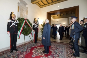 Il Presidente Sergio Mattarella in occasione della deposizione di una corona d’alloro sulla lapide dei Caduti del Quirinale