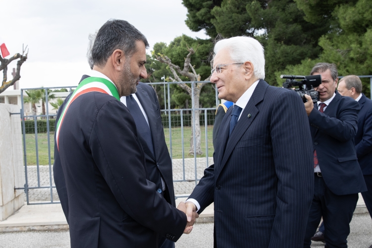 Il Presidente della Repubblica Sergio Mattarella, al Sacrario dei Caduti d’Oltremare, accolto da Antonio Decaro, Sindaco della città di Bari, nel Giorno dell’Unità Nazionale e Giornata delle Forze Armate  
