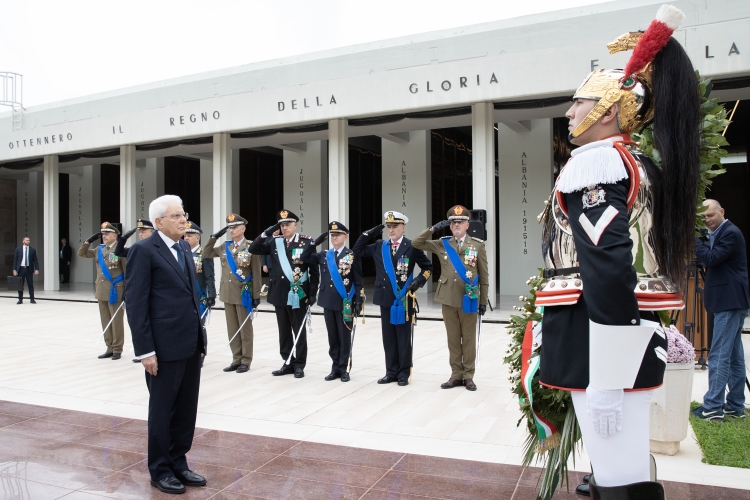 Il Presidente della Repubblica Sergio Mattarella depone una corona d’alloro in prossimità del Sacello dei Caduti d’Oltremare, in occasione del Giorno dell’Unità Nazionale e Giornata delle Forze Armate
