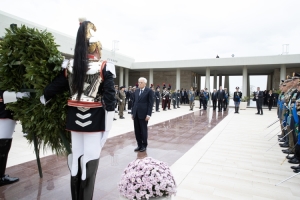 Il Presidente della Repubblica Sergio Mattarella depone una corona d’alloro in prossimità del Sacello dei Caduti d’Oltremare, in occasione del Giorno dell’Unità Nazionale e Giornata delle Forze Armate
