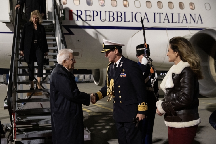 Il Presidente della Repubblica Sergio Mattarella e la Sig.ra Laura all'aeroporto di Amsterdam-Schphol,in occasione della visita di Stato nel Regno dei Paesi Bassi
