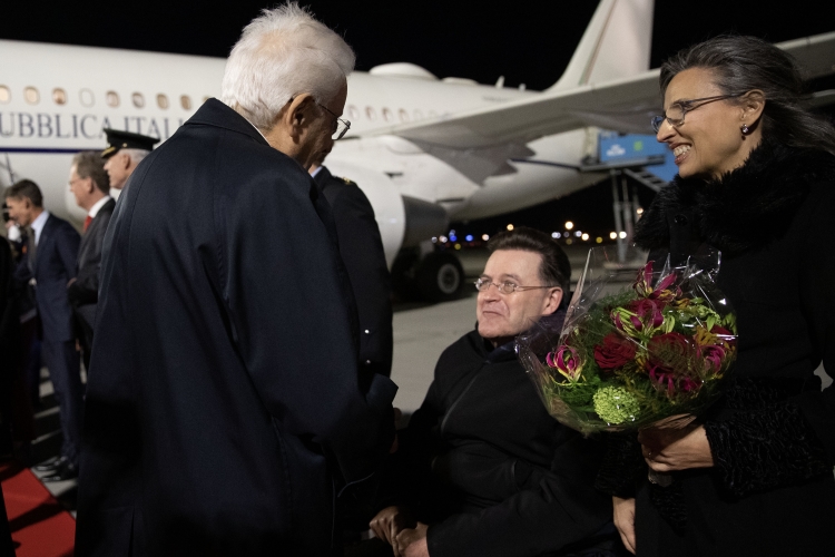 Il Presidente della Repubblica Sergio Mattarella all'aeroporto di Amsterdam-Schphol,accolto da l'Ambasciatore a L'Aja Giorgio Novello, in occasione della visita di Stato nel Regno dei Paesi Bassi
