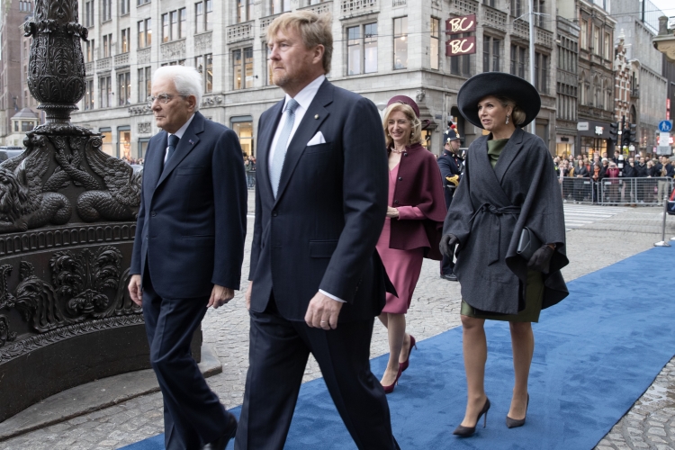 Il Presidente della Repubblica Sergio Mattarella e la Sig.ra Laura, a Palazzo Reale di Amsterdam, accolti da le Loro Maestà il Re Willem Alexander e la Regina Máxima, in occasione della visita di Stato nel Regno dei Paesi Bassi
