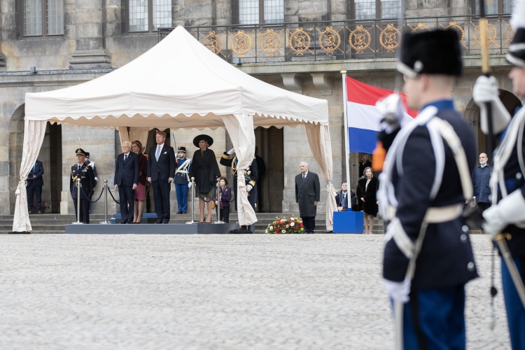 Il Presidente della Repubblica Sergio Mattarella a Palazzo Reale di Amsterdam, con Sua Maestà il Re Willem Alexander riceve gli onori militari, in occasione della visita di Stato nel Regno dei Paesi Bassi
