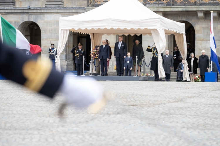 Il Presidente della Repubblica Sergio Mattarella a Palazzo Reale di Amsterdam, con Sua Maestà il Re Willem Alexander riceve gli onori militari, in occasione della visita di Stato nel Regno dei Paesi Bassi
