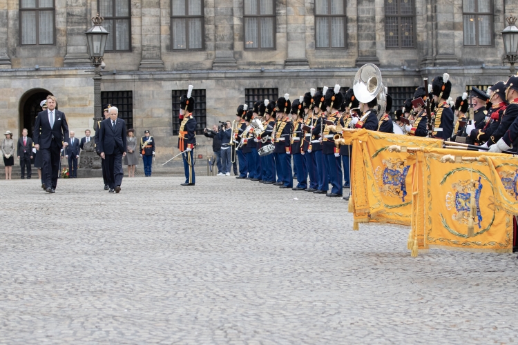 Il Presidente della Repubblica Sergio Mattarella a Palazzo Reale di Amsterdam, con Sua Maestà il Re Willem Alexander passano in rassegna i reparti schierati, in occasione della visita di Stato nel Regno dei Paesi Bassi
