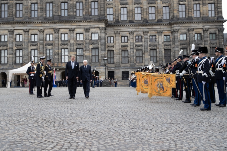 Il Presidente della Repubblica Sergio Mattarella a Palazzo Reale di Amsterdam, con Sua Maestà il Re Willem Alexander passano in rassegna i reparti schierati,in occasione della visita di Stato nel Regno dei Paesi Bassi

