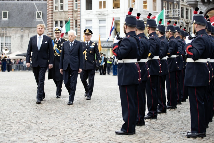 Il Presidente della Repubblica Sergio Mattarella a Palazzo Reale di Amsterdam, con Sua Maestà il Re Willem Alexander passano in rassegna i reparti schierati, in occasione della visita di Stato nel Regno dei Paesi Bassi
