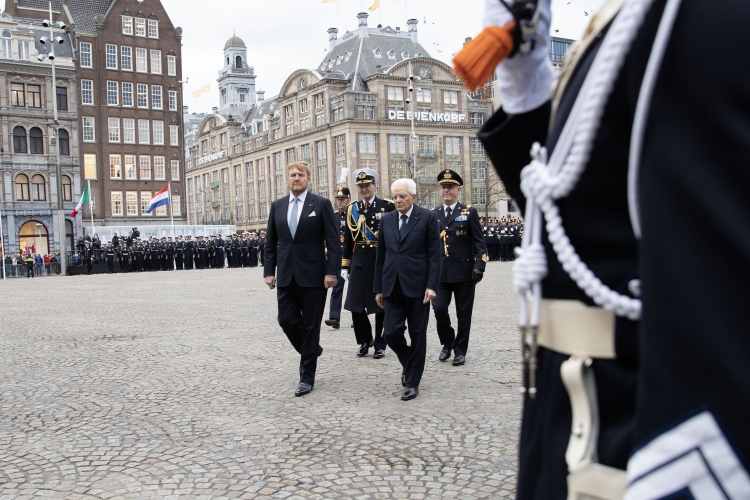 Il Presidente della Repubblica Sergio Mattarella a Palazzo Reale di Amsterdam, con Sua Maestà il Re Willem Alexander passano in rassegna i reparti schierati, in occasione della visita di Stato nel Regno dei Paesi Bassi

