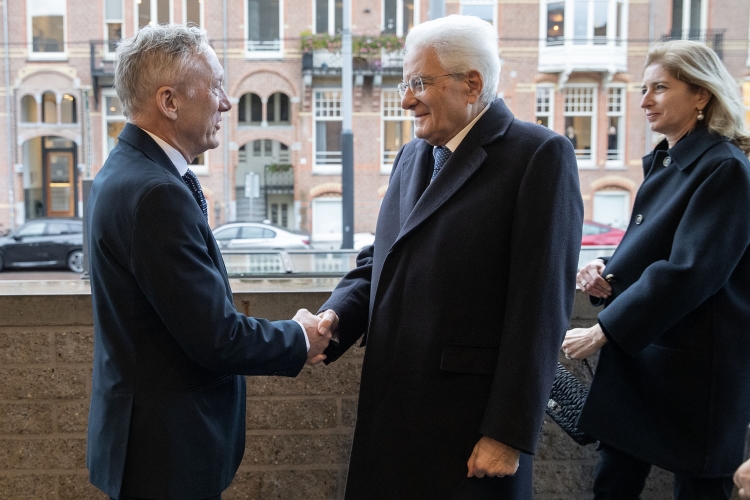 Il Presidente della Repubblica Sergio Mattarella e la Sig.ra Laura, al Museo Van Gogh, accolti dal pronipote dell'artista Willem Van Gogh, in occasione della visita di Stato nel Regno dei Paesi Bassi
