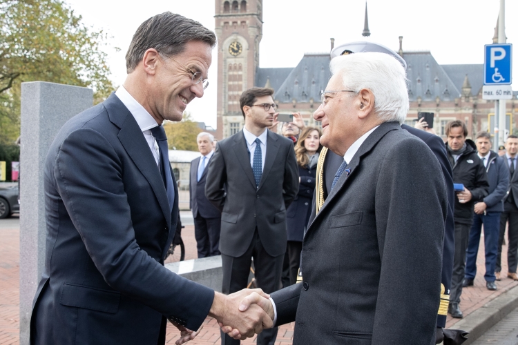 Il Presidente della Repubblica Sergio Mattarella al Herdenkings monument, accolto dal Primo Ministro del Regno dei Paesi Bassi, Mark Rutte in occasione della visita di Stato nel Regno dei Paesi Bassi
