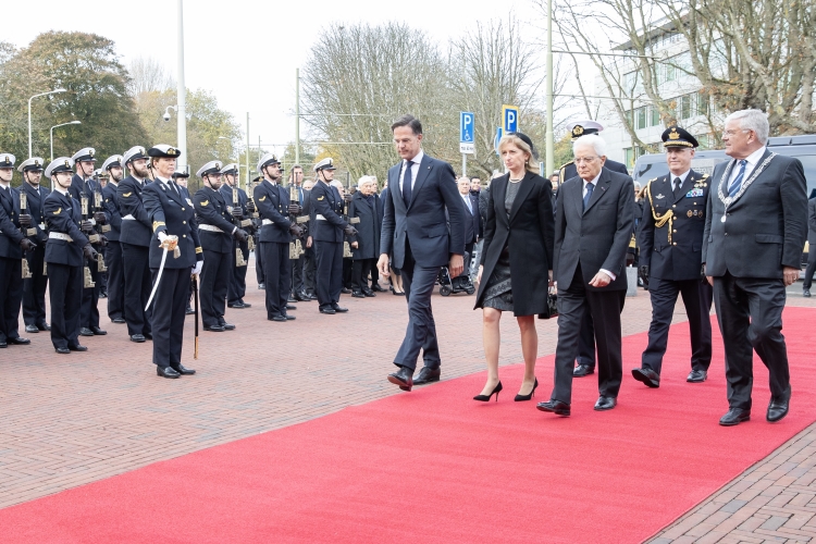 Il Presidente della Repubblica Sergio Mattarella depone una corona al Herdenkings monument,in occasione della visita di Stato nel Regno dei Paesi Bassi
