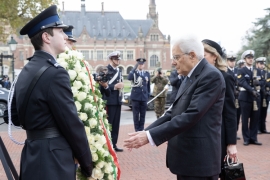 Il Presidente della Repubblica Sergio Mattarella e la Sig.ra Laura, durante la cerimonia di deposizone di una corona al Herdenkings monument, in occasione della visita di Stato nel Regno dei Paesi Bassi
