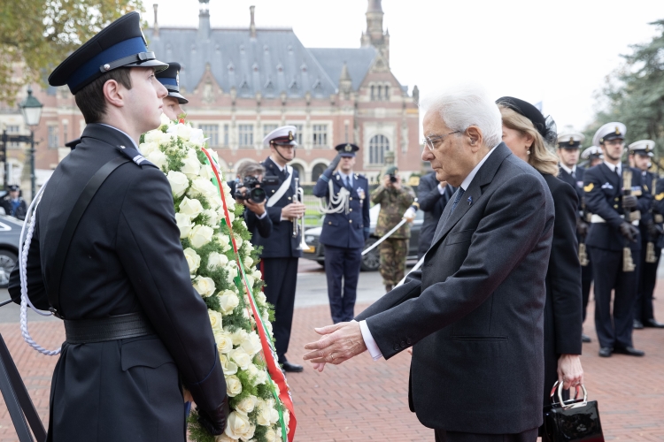 Il Presidente della Repubblica Sergio Mattarella e la Sig.ra Laura, durante la cerimonia di deposizone di una corona al Herdenkings monument, in occasione della visita di Stato nel Regno dei Paesi Bassi
