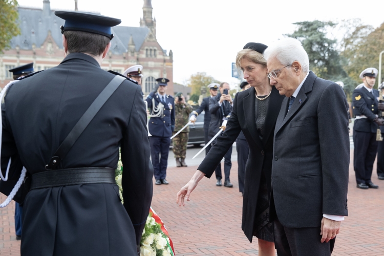 Il Presidente della Repubblica Sergio Mattarella e la Sig.ra Laura,durante la cerimonia di deposizone di una corona al Herdenkings monument, in occasione della visita di Stato nel Regno dei Paesi Bassi
