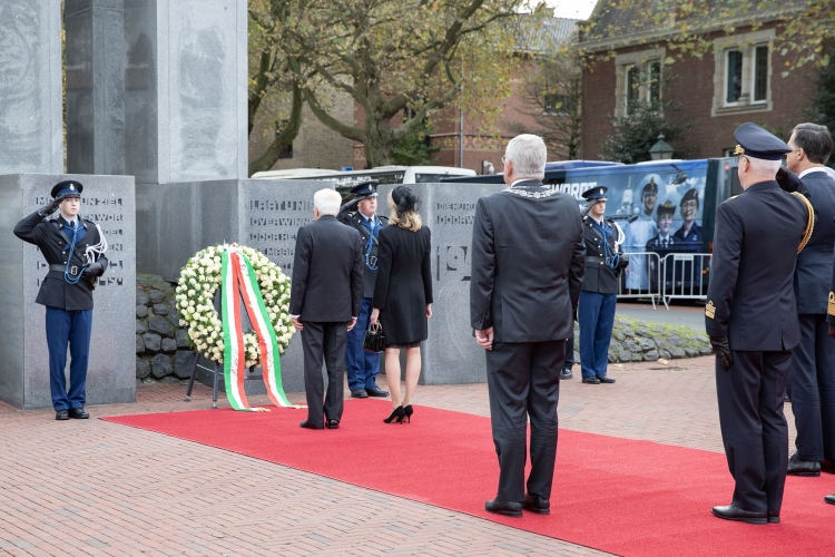 Il Presidente della Repubblica Sergio Mattarella e la Sig.ra Laura, durante la cerimonia di deposizone di una corona al Herdenkings monument, in occasione della visita di Stato nel Regno dei Paesi Bassi
