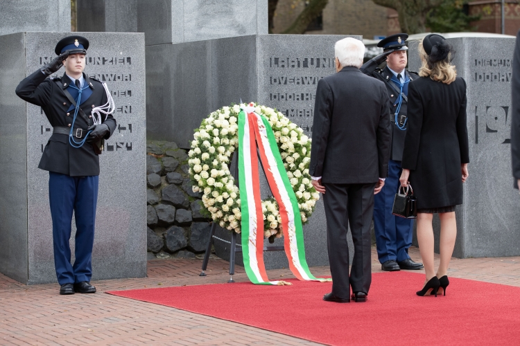 Il Presidente della Repubblica Sergio Mattarella e la Sig.ra Laura,durante la cerimonia di deposizone di una corona al Herdenkings monument,in occasione della visita di Stato nel Regno dei Paesi Bassi

