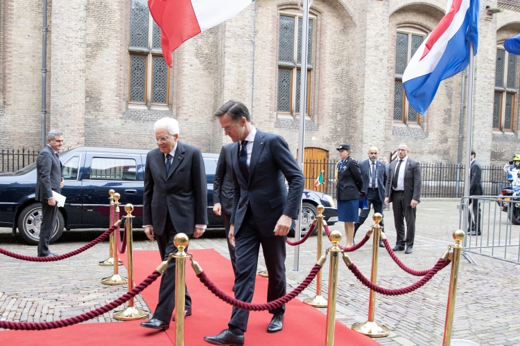 Il Presidente della Repubblica Sergio Mattarella al Complesso istituzionale di Binnenhof, accolto dal Primo Ministro del Regno dei Paesi Bassi, Mark Rutte, in occasione della visita di Stato nel Regno dei Paesi Bassi

