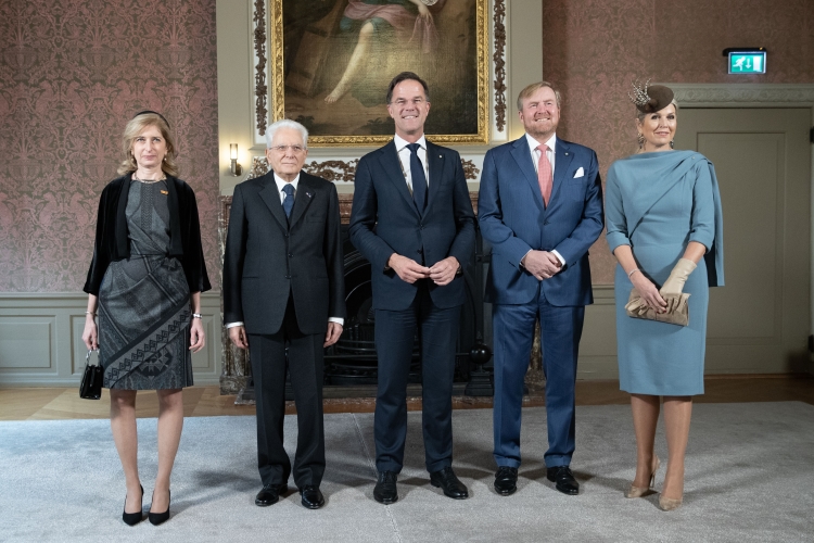 Il Presidente della Repubblica Sergio Mattarella e la sig.ra Laura con le Loro Maestà il Re Willem Alexander e la Regina Máxima e con il Primo Ministro del Regno dei Paesi Bassi, Mark Rutte, in occasione della visita di Stato nel Regno dei Paesi Bassi
