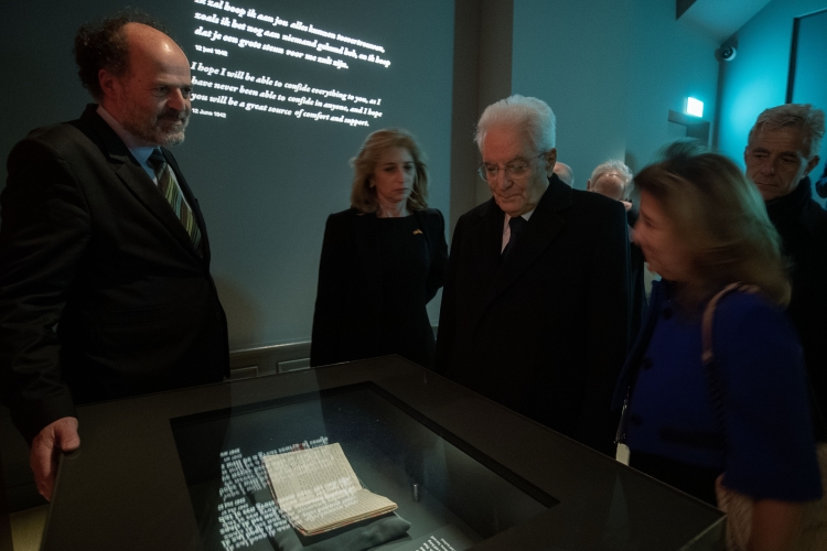 Il Presidente della Repubblica Sergio Mattarella e la Sig.ra Laura,alla Casa – Museo di Anna Frank