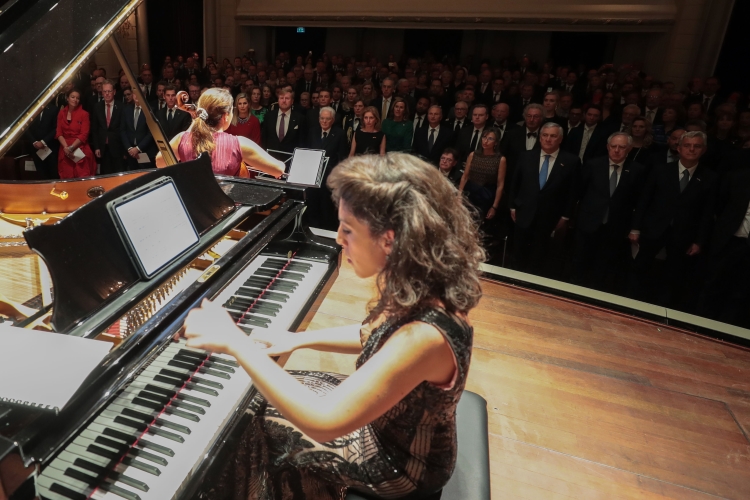 Il Presidente della Repubblica Sergio Mattarellae e la Sig.ra Laura,con le Loro Maestà il Re Willem Alexander e la Regina Máxima,durante il concerto di Beatrice e Ludovica Rana 
