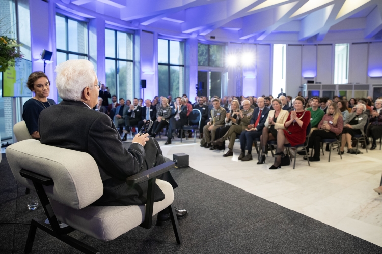 Il Presidente della Repubblica Sergio Mattarella a Maastricth - House of Government,risponde alle domande dei giovani studenti
