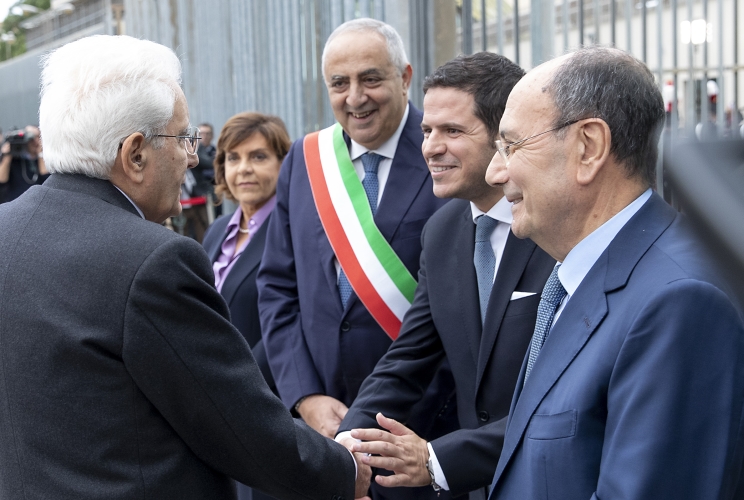 Il Presidente della Repubblica Sergio Mattarella accolto da Renato Schifani, Presidente della Regione Siciliana, Gaetano Galvagno, Presidente dell’Assemblea Regionale Siciliana e Roberto Lagalla, Sindaco di Palermo, alla cerimonia di Intitolazione dell’Aula Bunker dell' “Ucciardone” a Giovanni Falcone e Paolo Borsellino
