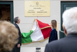 Il Presidente della Repubblica Sergio Mattarella assiste alla scopertura della targa dell’Aula Bunker della casa circondariale Calogero Di Bona “Ucciardone” intitolata a Giovanni Falcone e Paolo Borsellino
