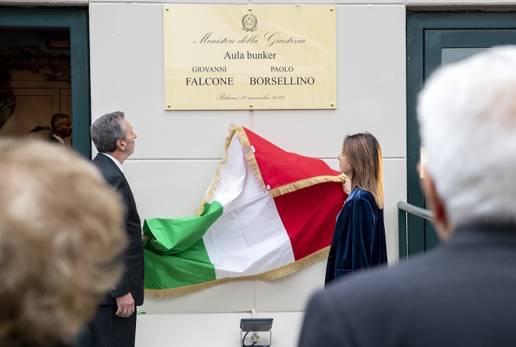Il Presidente della Repubblica Sergio Mattarella assiste alla scopertura della targa dell’Aula Bunker della casa circondariale Calogero Di Bona “Ucciardone” intitolata a Giovanni Falcone e Paolo Borsellino