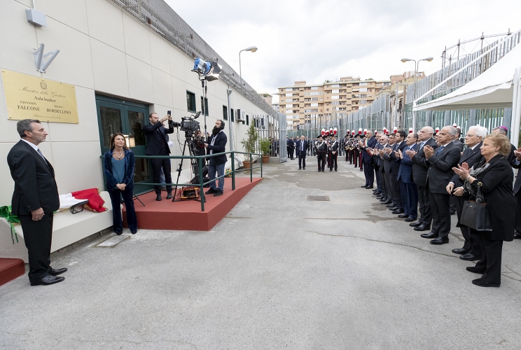 Palermo - Il Presidente della Repubblica Sergio Mattarella assiste alla scopertura della targa dell’Aula Bunker della casa circondariale Calogero Di Bona “Ucciardone” intitolata a Giovanni Falcone e Paolo Borsellino