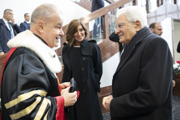 Il Presidente della Repubblica Sergio Mattarella con Anna Maria Bernini, Ministro dell’università e della ricerca, e Angelo Tagliabue, Rettore dell’Università degli studi dell’Insubria, in occasione della cerimonia d’inaugurazione dell’anno accademico 2022/2023
