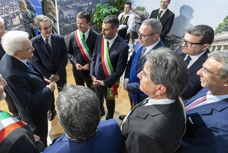  Il Presidente della Repubblica Sergio Mattarella con Attilio Fontana, Presidente della Regione Lombardia, Giorgio Gori, Sindaco di Bergamo, Pasquale Gandolfi, Presidente della Provincia di Bergamo, Antonio Decaro, Presidente dell’ANCI, Sen. Gian Marco Centinaio, Vice Presidente del Senato, Sergio Costa, Vice Presidente della Camera dei deputati, Roberto Pella, Vice Presidente Vicario dell’ANCI, Enzo Bianco, Presidente del Consiglio Nazionale ANCI