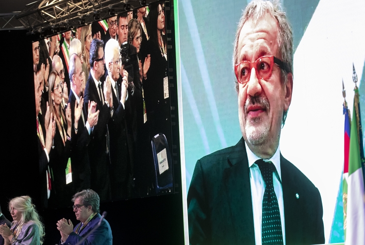  L'omaggio a Roberto Maroni, in occasione della 39^ Assemblea ANCI
