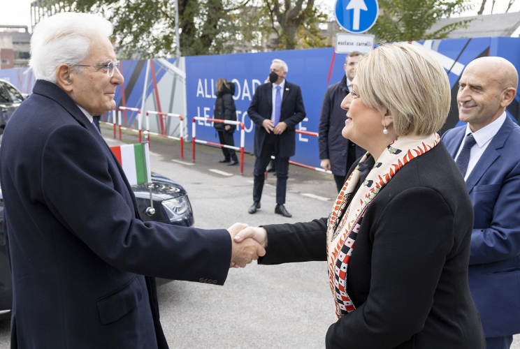 Il Presidente Sergio Mattarella accolto da Maria Elvira Calderone, Ministro del lavoro e delle politiche sociali e Franco Bettoni, Presidente Inail, in occasione delle prima edizione delle Giornate Inail “Scienza e Ricerca per la sicurezza”