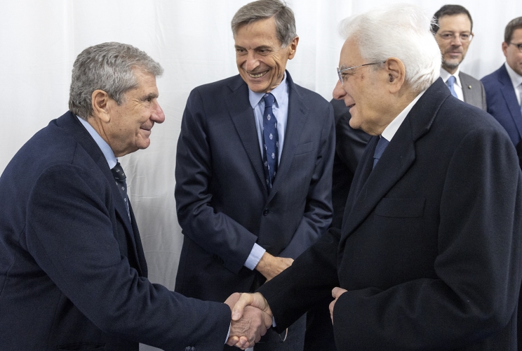 Il Presidente Sergio Mattarella con Alberto Mantovani, Professore Emerito Humanitas University, Direttore Scientifico Istituto Clinico Humanitas e Claudio Granata, Direttore ENI per le Risorse umane e Responsabile del progetto “Distretto di innovazione gazometro”, in occasione delle prima edizione delle Giornate Inail “Scienza e Ricerca per la sicurezza”