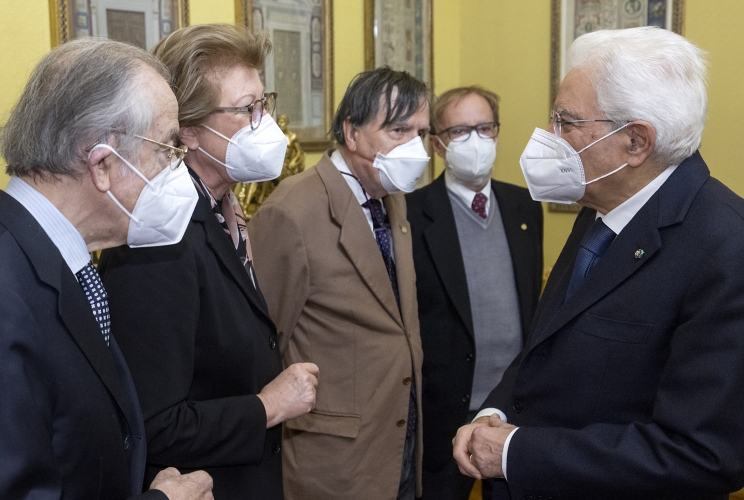 Il Presidente Sergio Mattarella con Alberto Quadrio Curzio, Presidente della Fondazione Balzan “Premio”, Gisèle Girgis-Musy, Presidente della Fondazione Balzan “Fondo”, Giorgio Parisi e Roberto Antonelli, rispettivamente Vice Presidente e Presidente dell'Accademia Nazionale dei Lincei