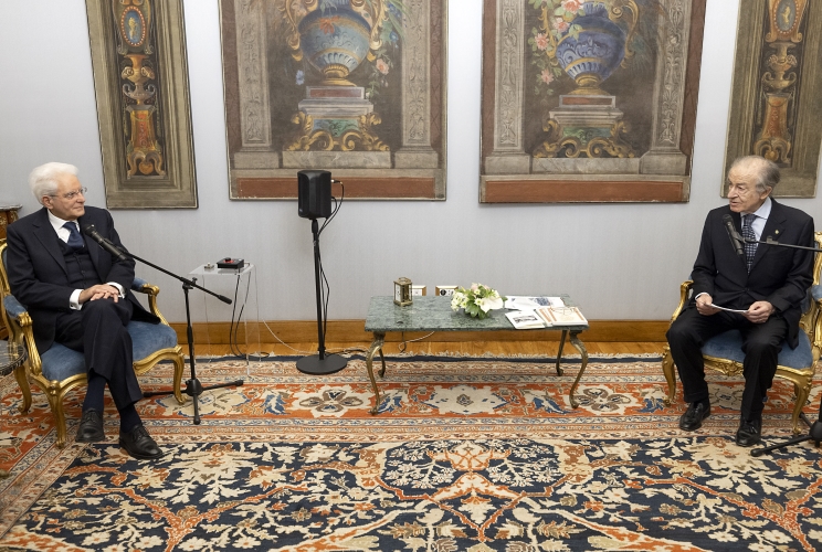 Il Presidente Sergio Mattarella con Alberto Quadrio Curzio, Presidente della Fondazione Internazionale Premio Balzan, con i premiati ed una delegazione della Fondazione 