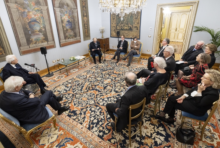 Il Presidente Sergio Mattarella con Alberto Quadrio Curzio, Presidente della Fondazione Internazionale Premio Balzan, con i premiati ed una delegazione della Fondazione 