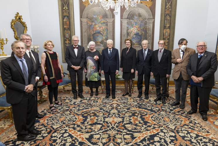 Il Presidente Sergio Mattarella con Alberto Quadrio Curzio, Presidente della Fondazione Internazionale Premio Balzan, con i premiati ed una delegazione della Fondazione 